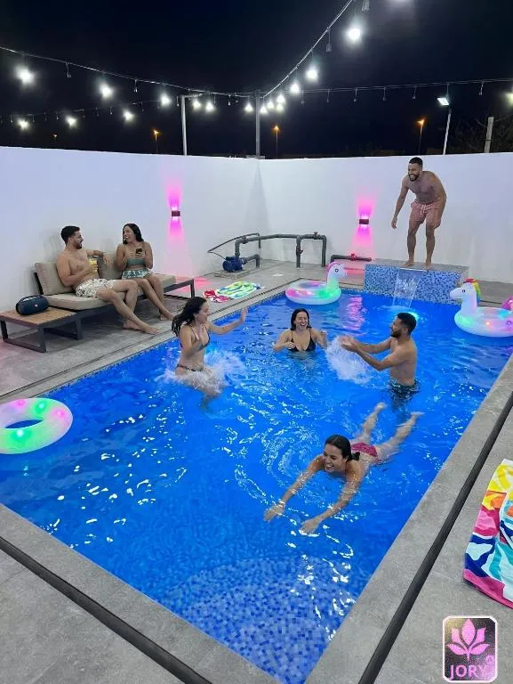 Los huéspedes disfrutan de la piscina en Hatta Romance Chalet