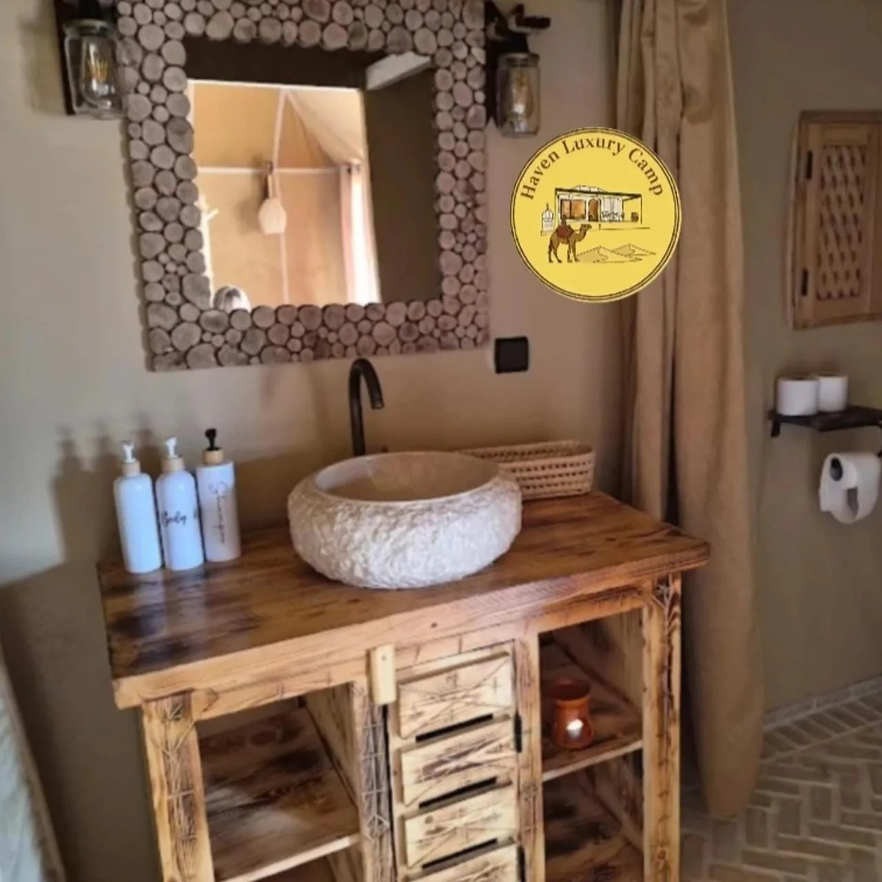 Haven Luxury Camp – Merzouga, Maroc hôtel – une salle de bain avec un évier et un miroir sur une table au Haven Luxury Camp à Merzouga