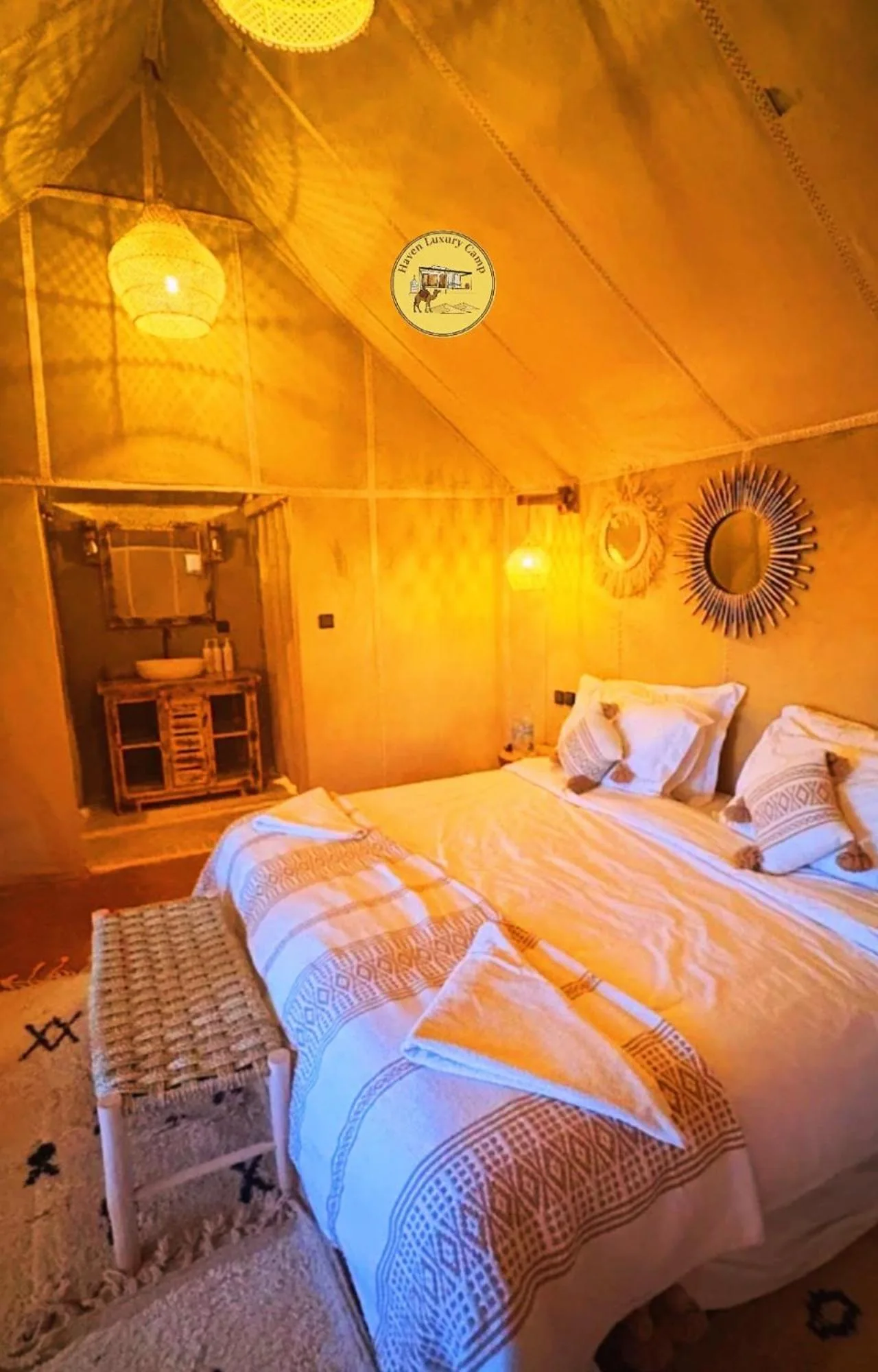 Haven Luxury Camp – Merzouga, Maroc hôtel – une chambre avec un grand lit dans une tente au Haven Luxury Camp à Merzouga
