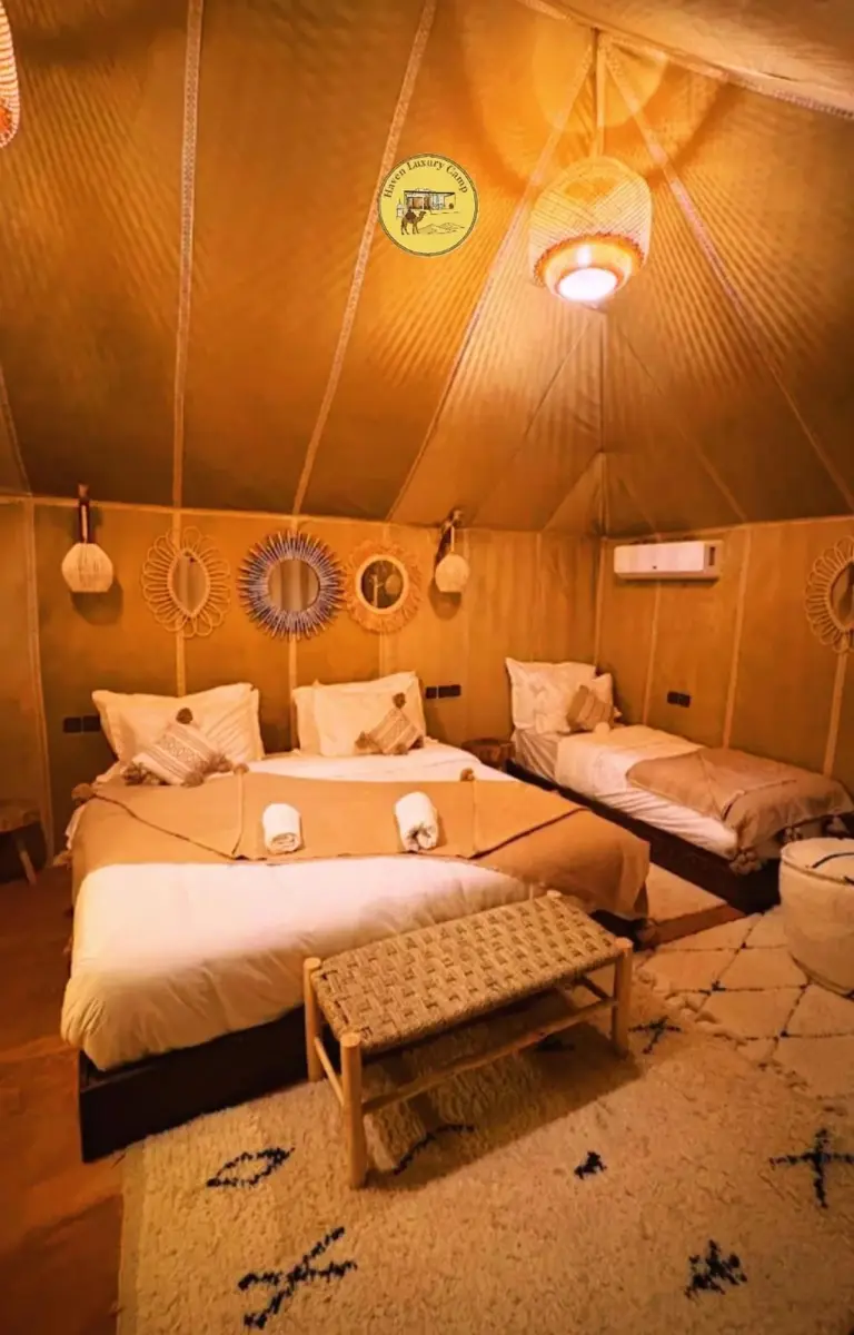 Haven Luxury Camp – Merzouga, Maroc hôtel – une chambre avec deux lits dans une tente au Haven Luxury Camp à Merzouga