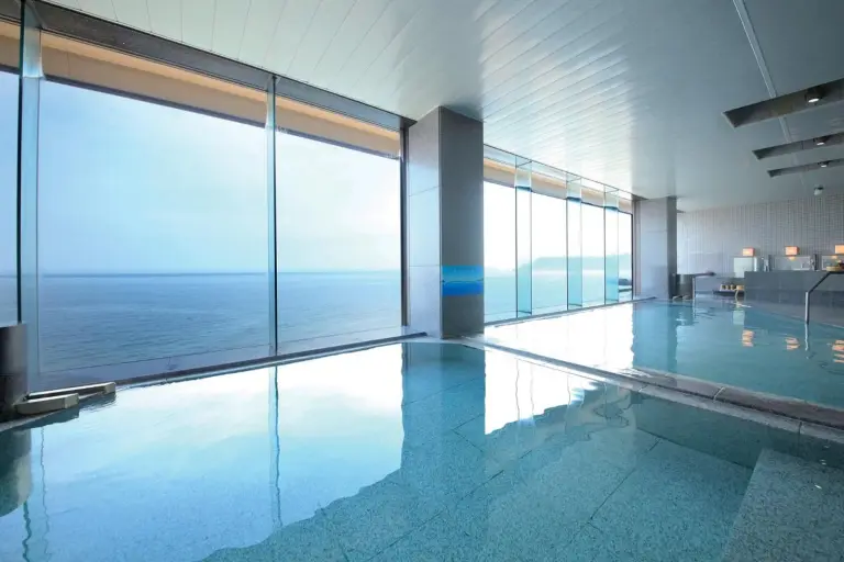 Heiseikan Shiosaitei Hanatsuki bain thermal intérieur avec vue