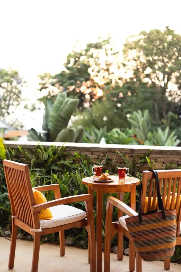 Área de comedor al aire libre en Hemingways Retreat Kigali