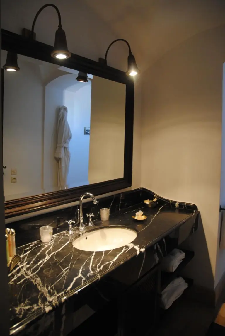 Elegante tocador en Heure Bleue Palais - Relais & Châteaux en Essaouira