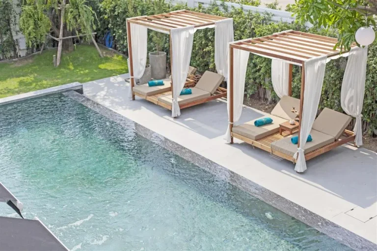 Chaises longues de Hi At Home Villa 5 au bord de la piscine