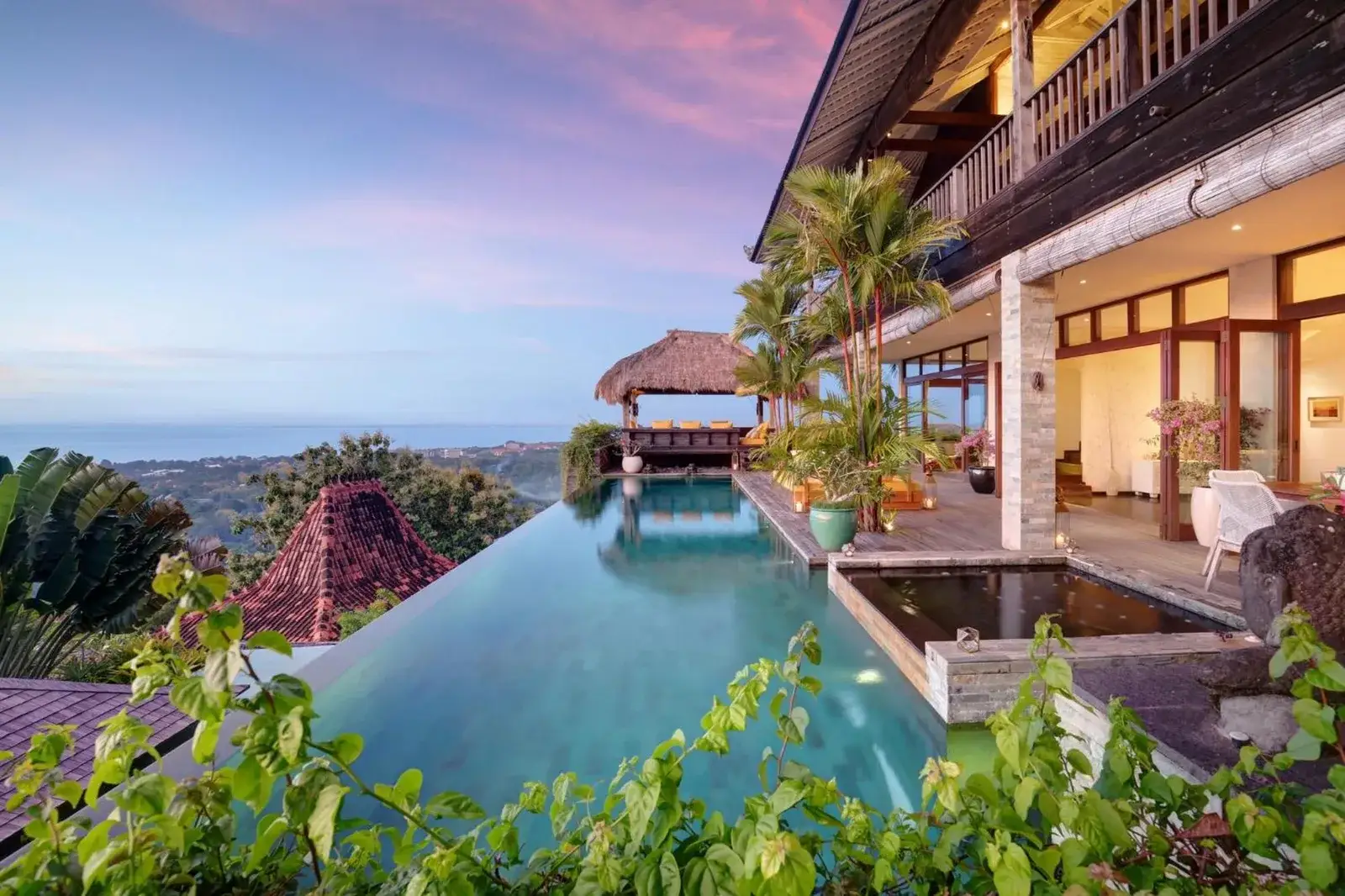 Superbe piscine à débordement au Hidden Hills Villas à Uluwatu