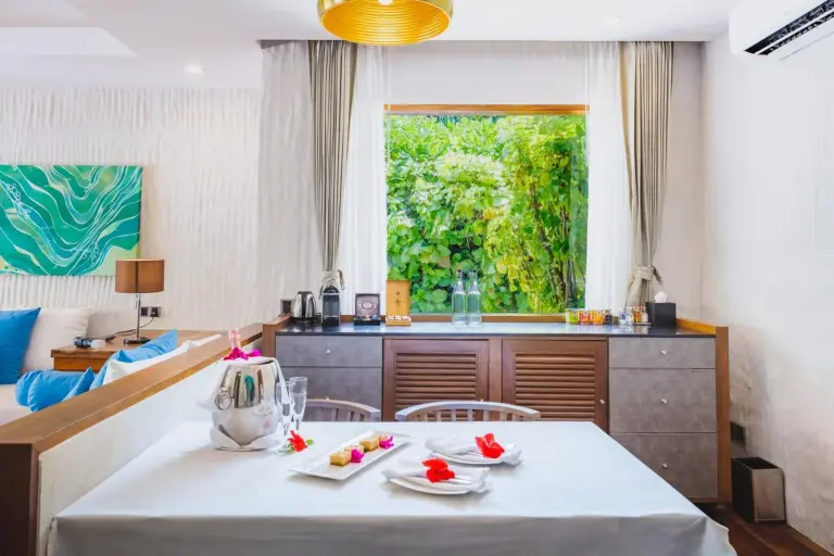 Espace repas dans une villa au Hideaway Beach Resort & Spa à Dhidhdhoo, Maldives