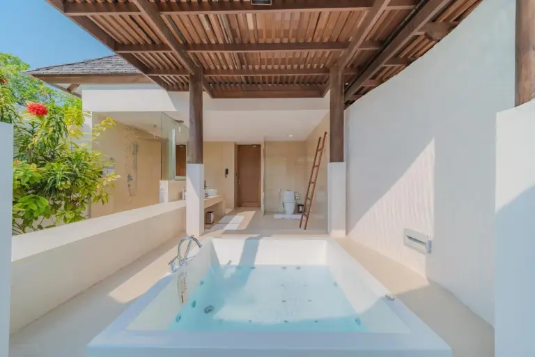 Jacuzzi extérieur au Hideaway Beach Resort & Spa à Dhidhdhoo, Maldives