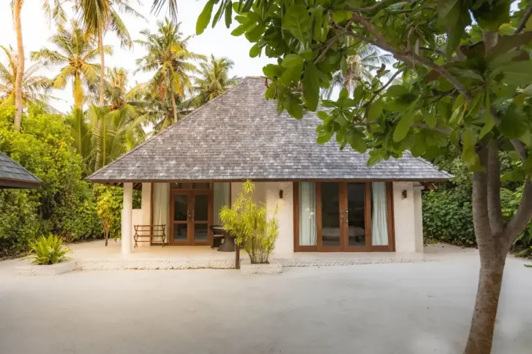 Vue extérieure d’une villa au Hideaway Beach Resort & Spa à Dhidhdhoo, Maldives