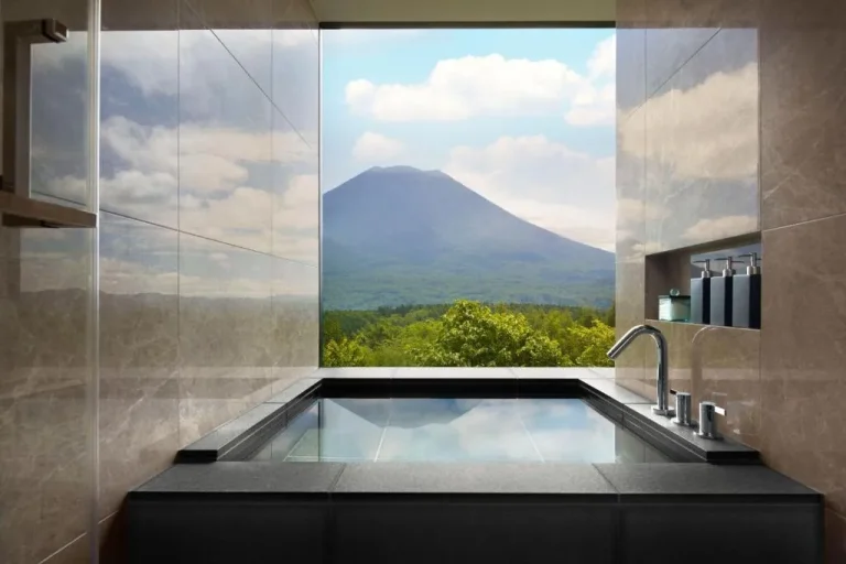 Higashiyama Niseko Village, un Ritz-Carlton Reserve Vue du bain à remous