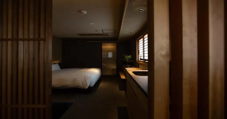 Higashiyama Shikikaboku gemütliches Schlafzimmer und Waschbeckenbereich
