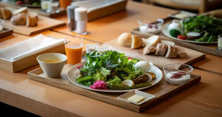 Higashiyama Shikikaboku Gourmet-Frühstück auf Holztisch