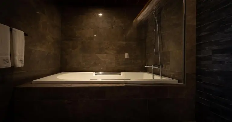 Higashiyama Shikikaboku luxuriöses Badezimmer mit modernen Armaturen