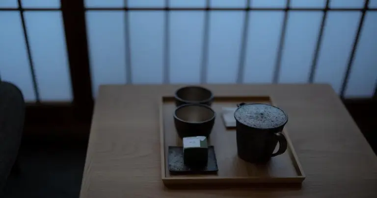 Higashiyama Shikikaboku Teeset auf Holztisch