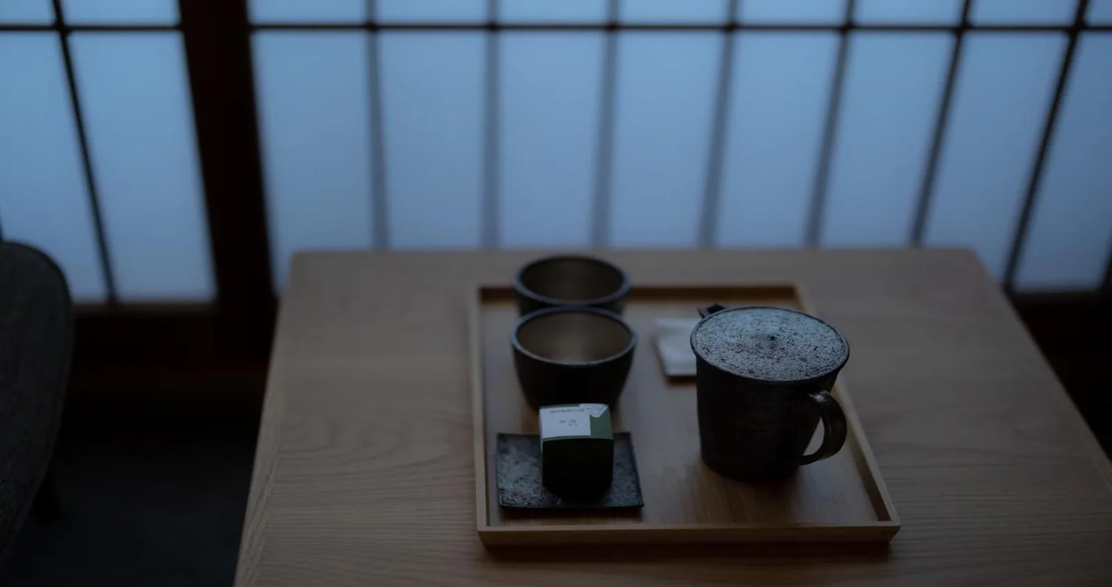 Higashiyama Shikikaboku Teeset auf Holztisch