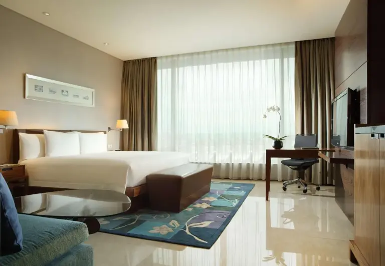 Chambre élégante au Hilton Bandung avec une belle lumière naturelle