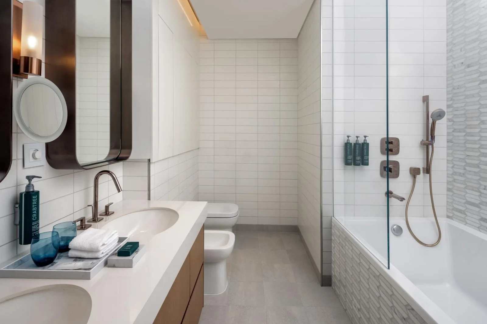 Baño moderno en Hilton Dubai Creek Hotel