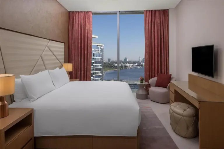 Dormitorio cómodo en Hilton Dubai Creek Hotel