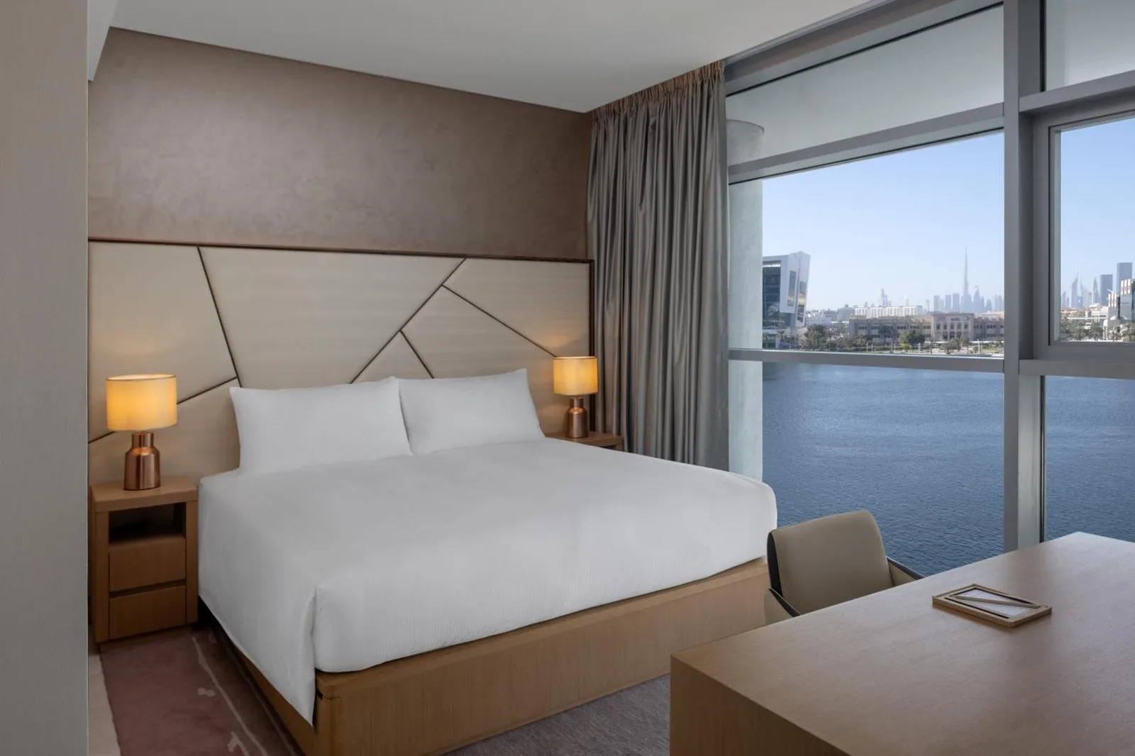 Dormitorio cómodo en Hilton Dubai Creek Hotel