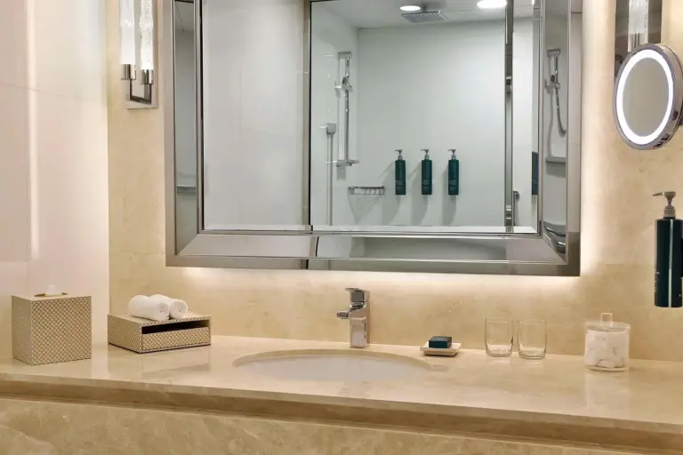 Meuble-vasque de salle de bains au Hilton Dubai Jumeirah à Dubaï