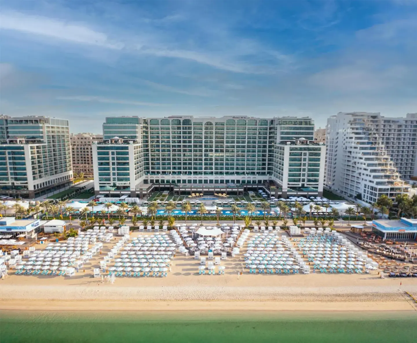 Außenansicht von Hilton Dubai Palm Jumeirah mit Strand und Pools