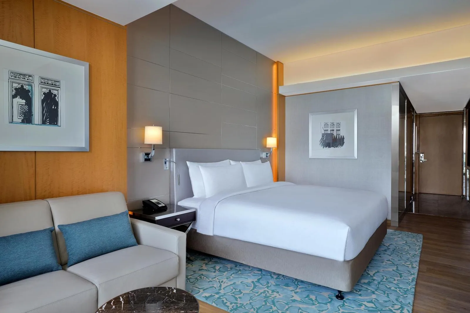Zimmer mit Kingsize-Bett im Hilton Dubai Palm Jumeirah