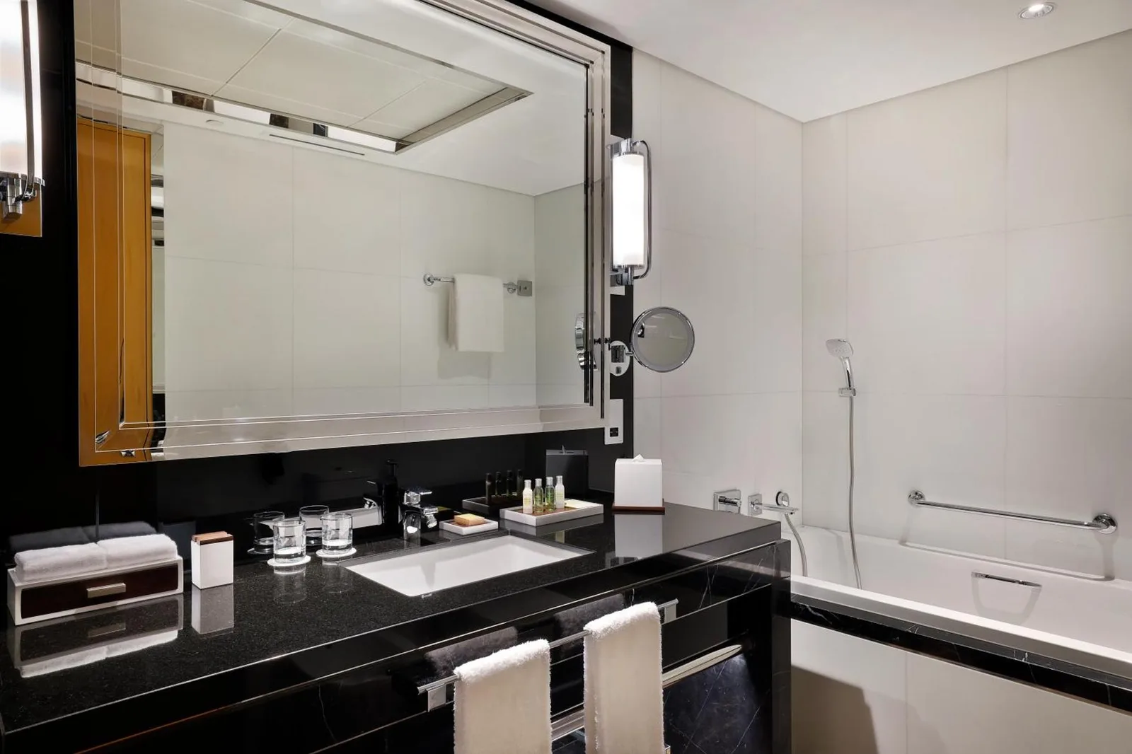 Modernes Badezimmer im Hilton Dubai Palm Jumeirah