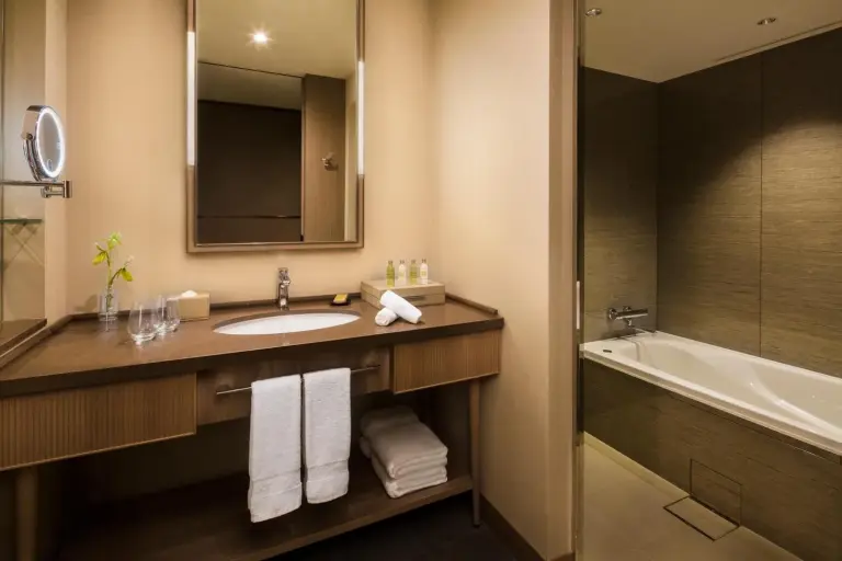 Salle de bains moderne de Hilton Hiroshima