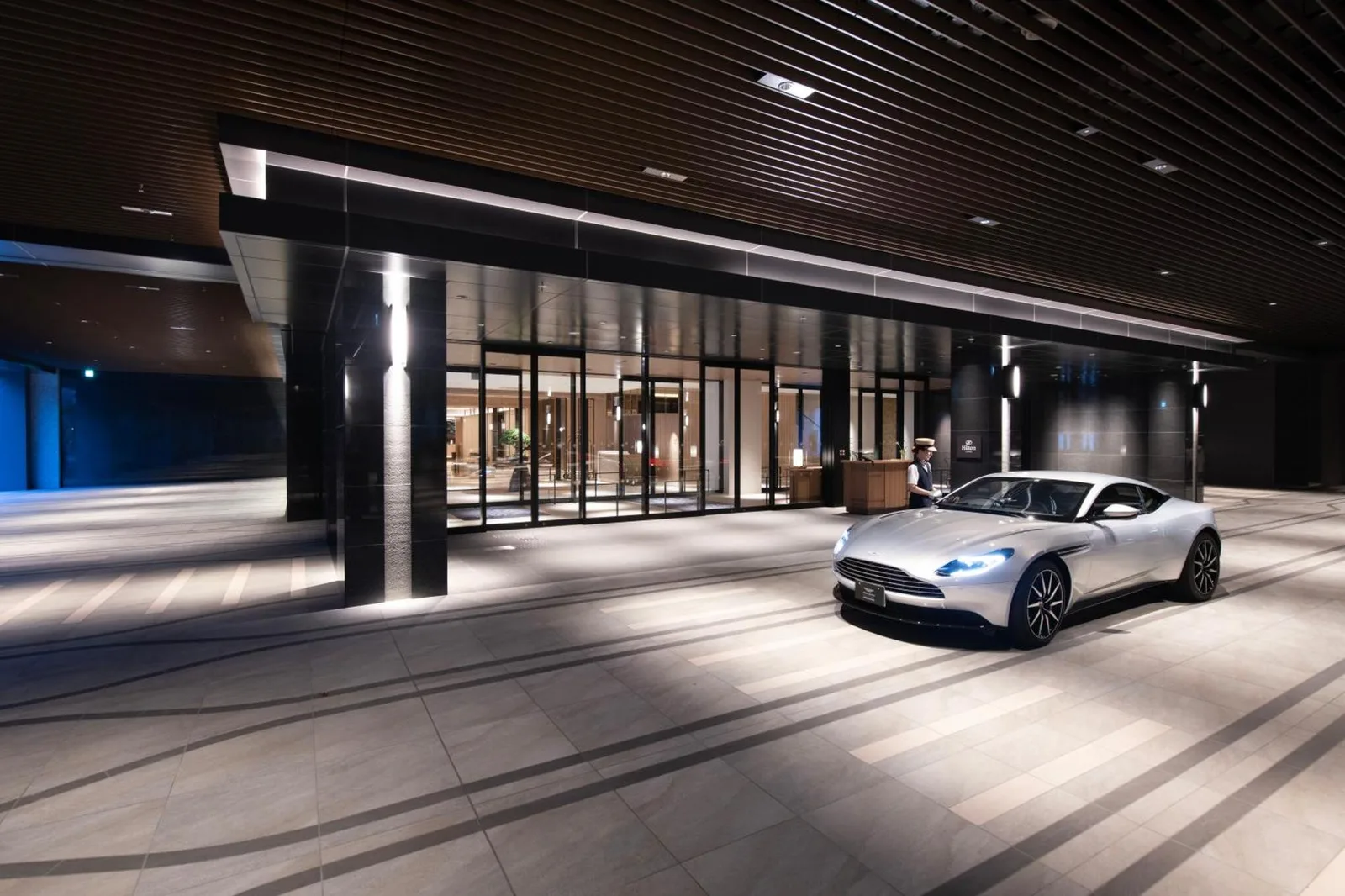 Zone d’entrée de Hilton Hiroshima avec une voiture
