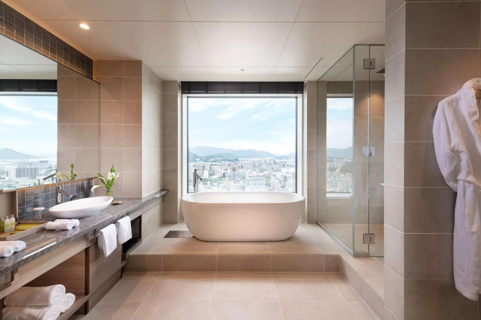 Salle de bains luxueuse dans une suite au Hilton Hiroshima