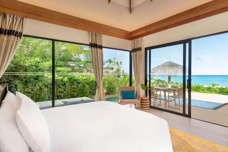 Vista interior de una habitación en Hilton Maldives Amingiri Resort & Spa con vista al mar.