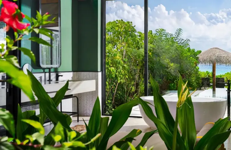 Bañera de lujo con vista al jardín en Hilton Maldives Amingiri Resort & Spa.