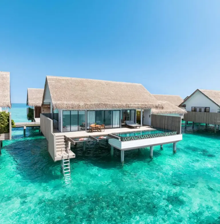 Impresionante villa sobre el agua en Hilton Maldives Amingiri Resort & Spa.