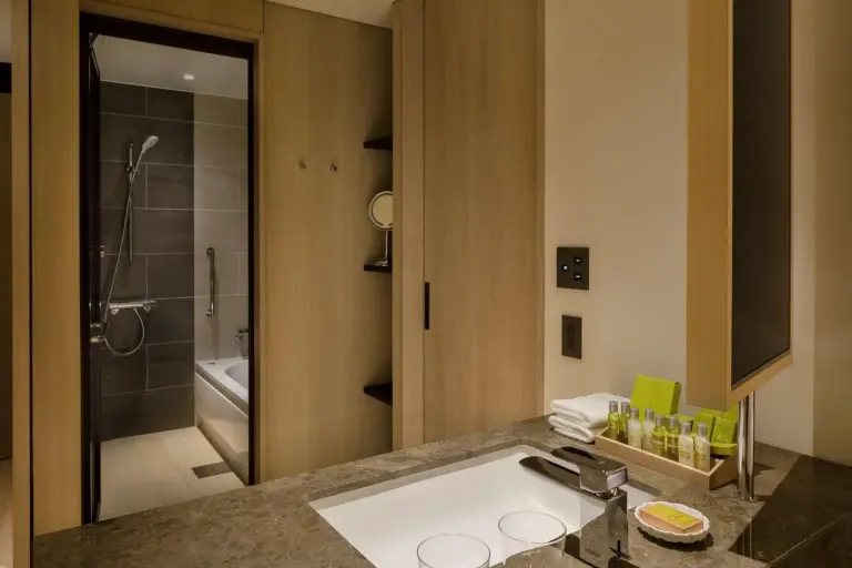 Modernes Badezimmer im Hilton Nagasaki mit stilvollen Armaturen und Annehmlichkeiten.