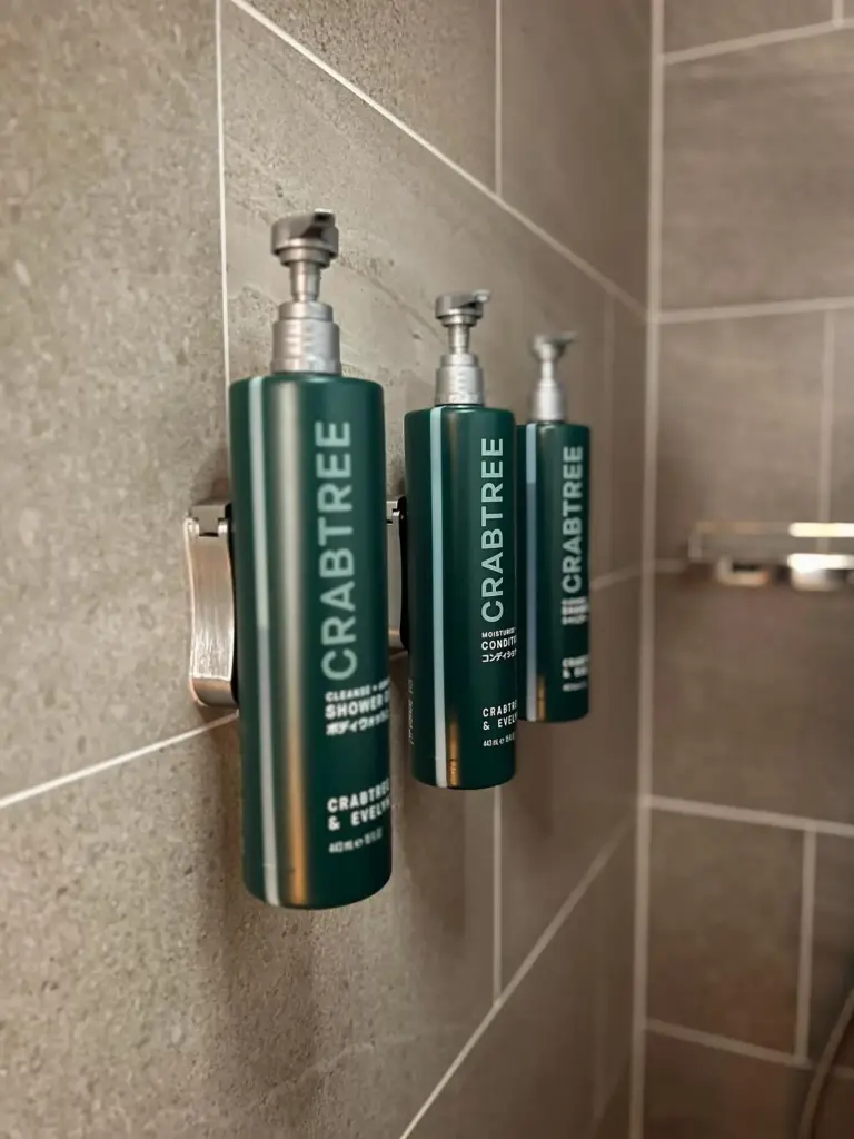 Duschprodukte im Badezimmer des Hilton Nagasaki mit Crabtree-Annehmlichkeiten.