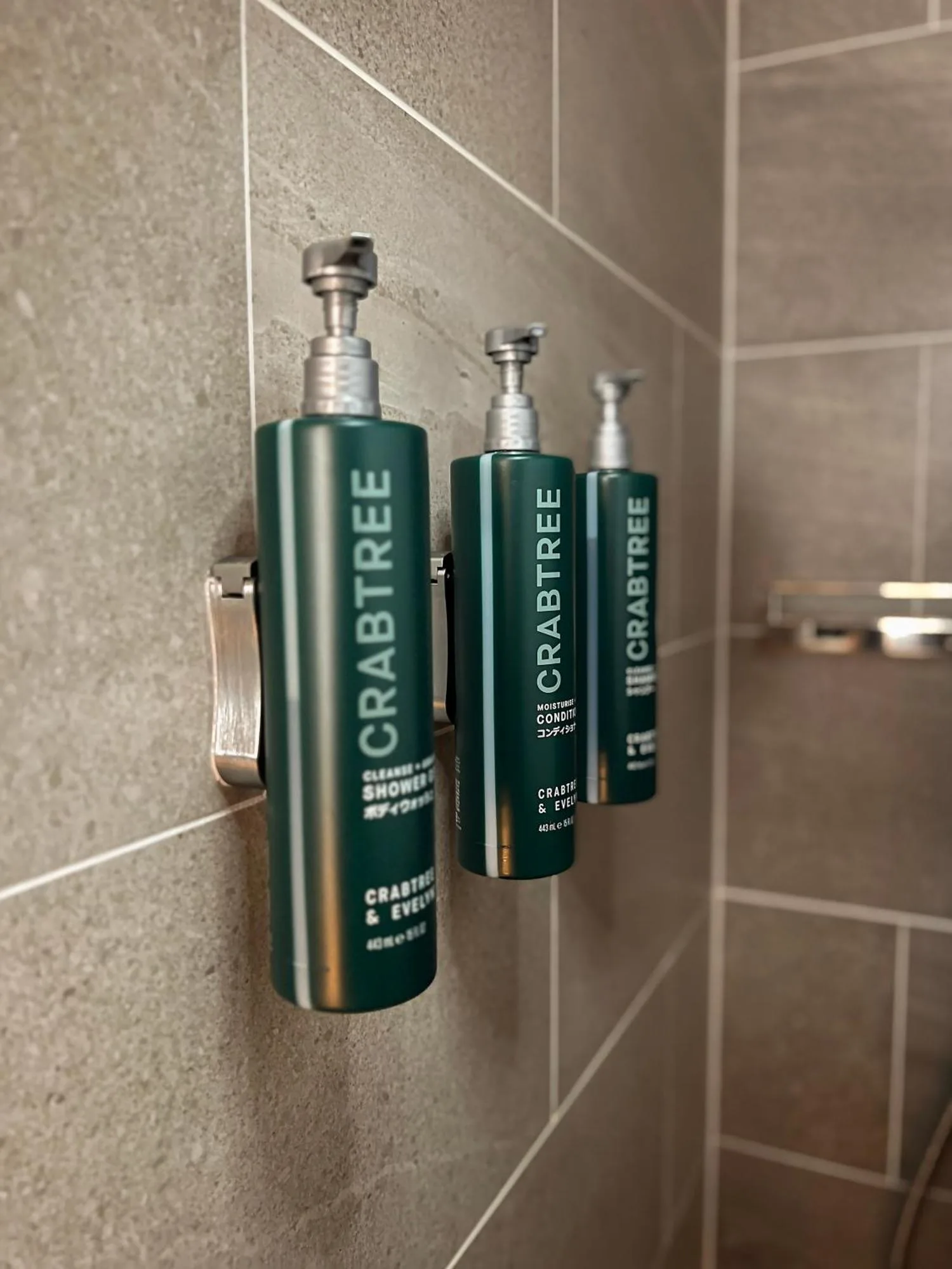 Duschprodukte im Badezimmer des Hilton Nagasaki mit Crabtree-Annehmlichkeiten.