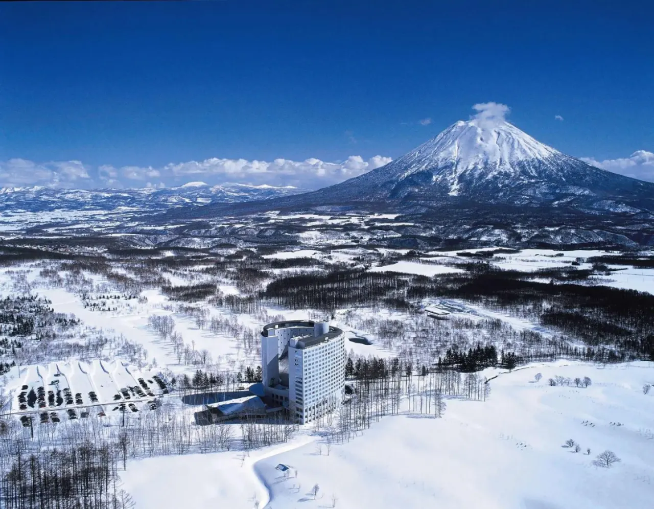 Vue aérienne de Hilton Niseko Village avec le mont Yotei en arrière-plan