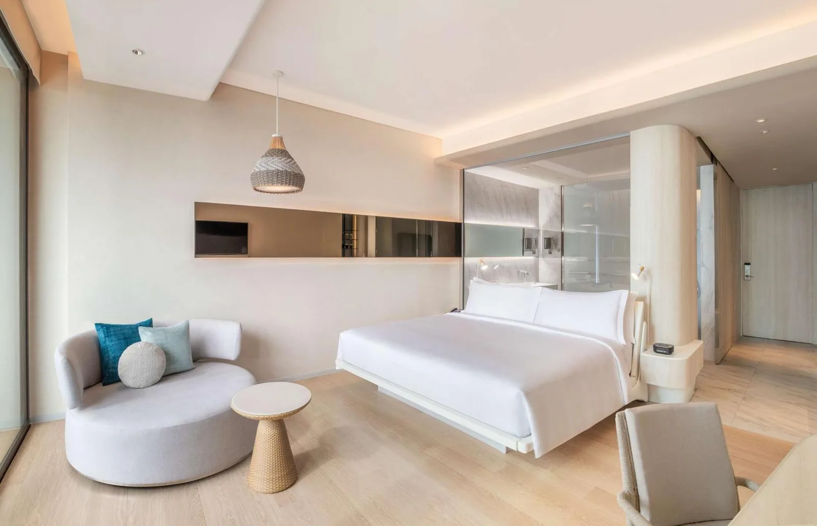 Hilton Pattaya cozy bedroom with light decor