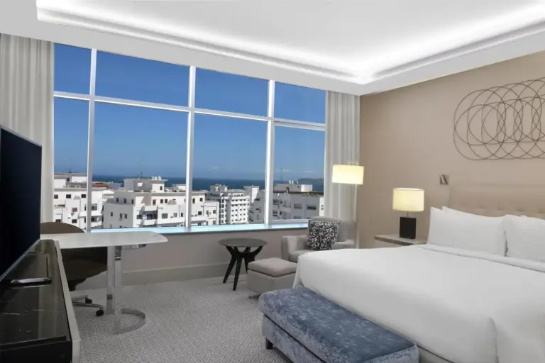 Chambre lumineuse avec vue sur la mer au Hilton Tanger City Center