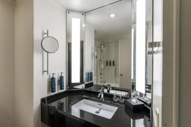 Modernes Badezimmer im Hilton Tokyo Hotel