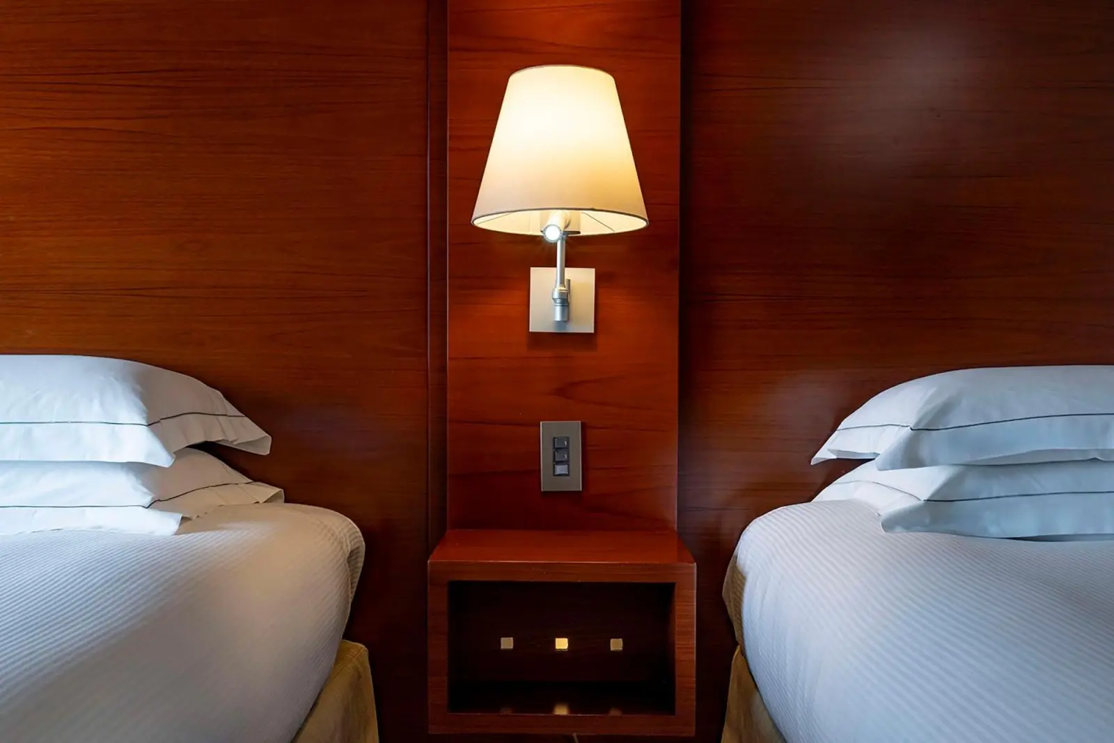 Nahaufnahme der Nachttischlampe im Zweibettzimmer im Hilton Tokyo Hotel