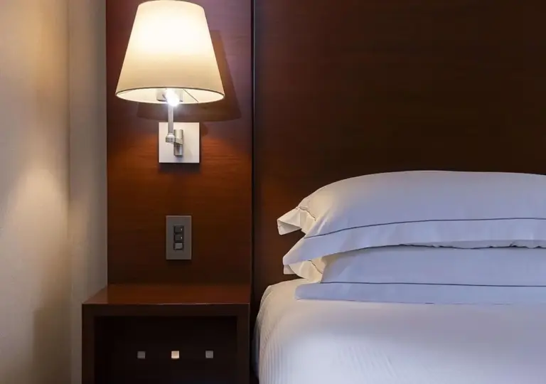 Nahaufnahme der Nachttischlampe im Zimmer des Hilton Tokyo Hotels