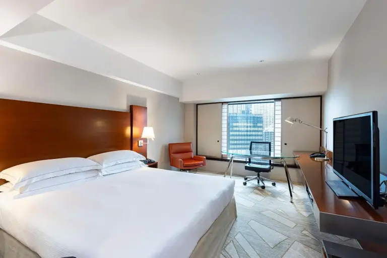 Gästezimmer im Hilton Tokyo Hotel mit Blick auf die Stadt