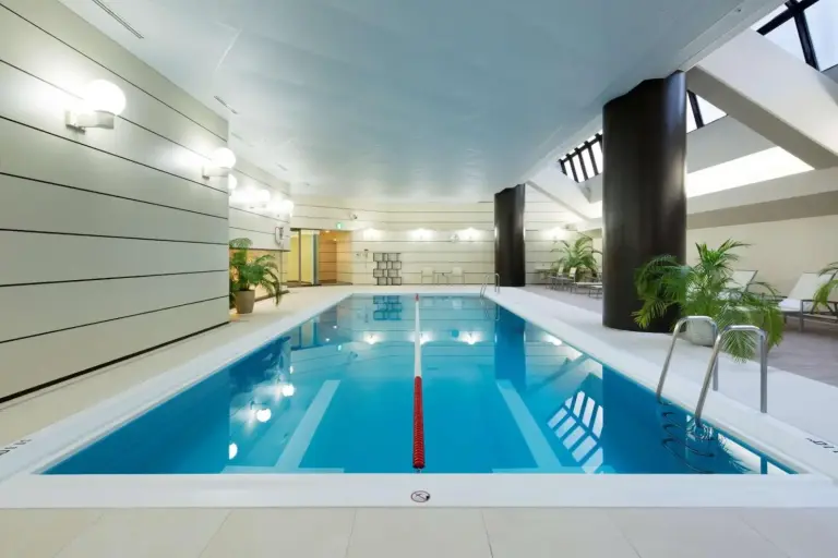 Hallenbad im Hilton Tokyo Hotel