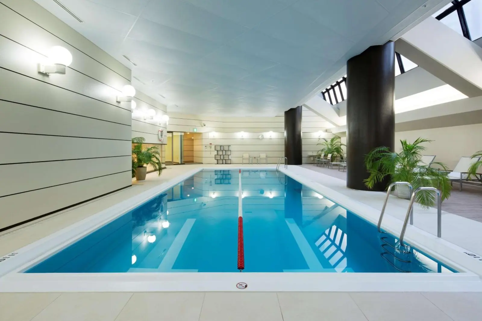 Hallenbad im Hilton Tokyo Hotel