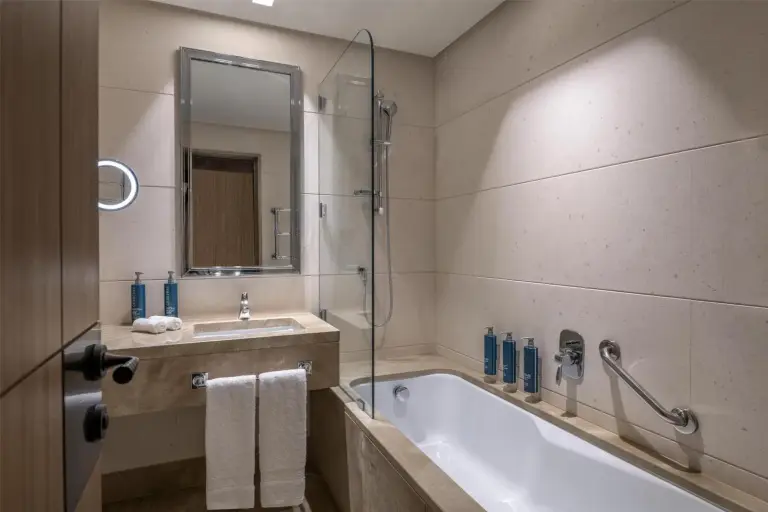 Badezimmer mit modernem Design im Hilton Turin Centre