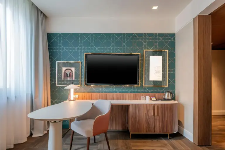 Zimmerausstattung mit TV im Hilton Turin Centre