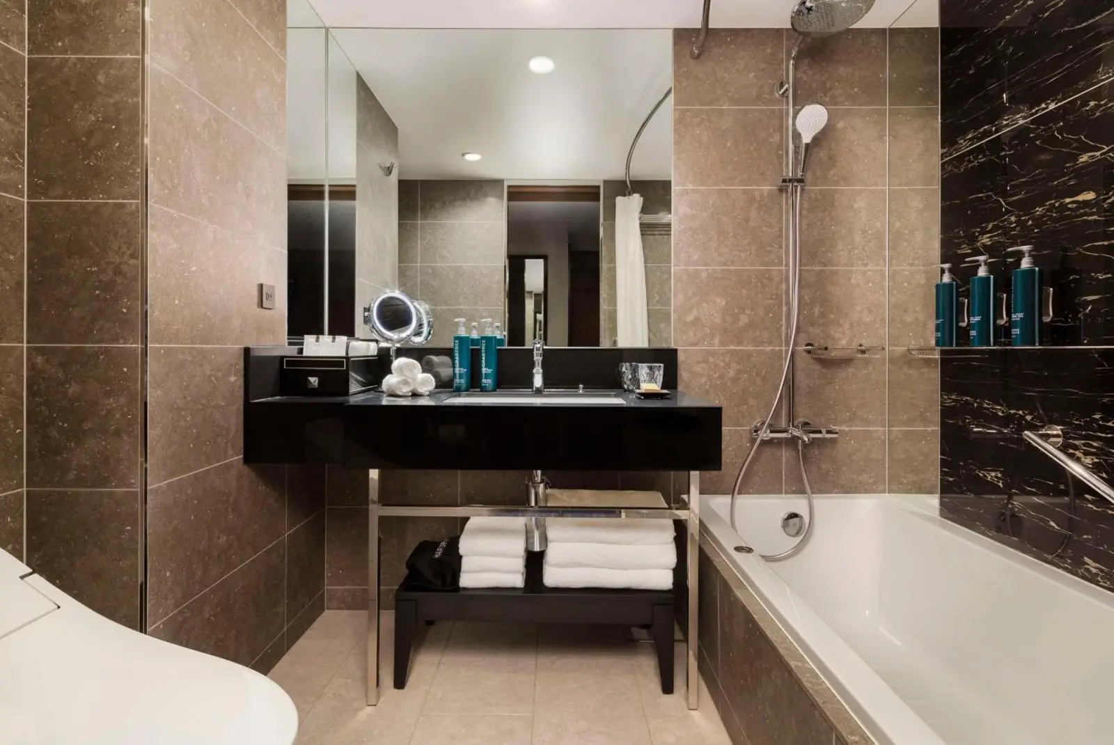 Baño con bañera en Hilton Yokohama