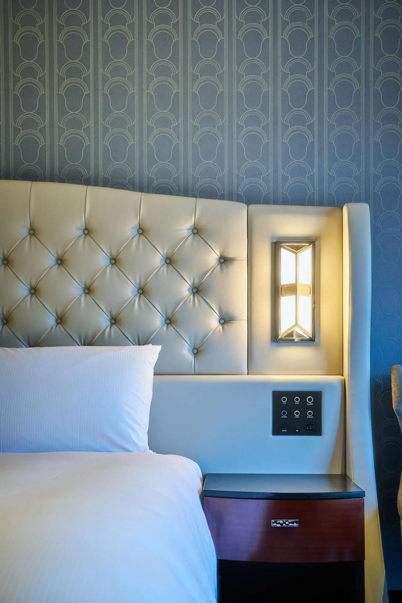 Acercamiento de la cama en la habitación de Hilton Yokohama