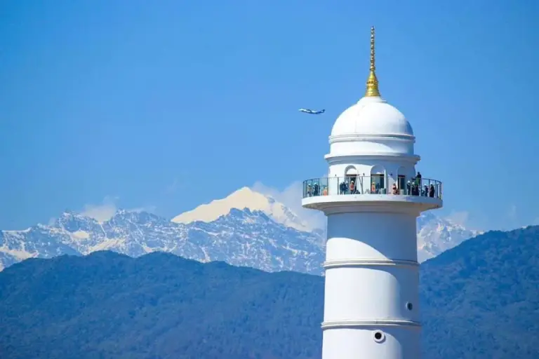 Aussicht vom Turm im Zusammenhang mit dem Himalayan Hotel in Lumbini mit Bergen im Hintergrund.