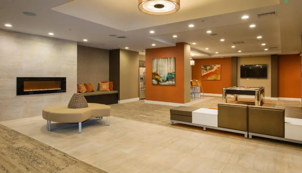 Lobby de Holiday in LA avec décor moderne